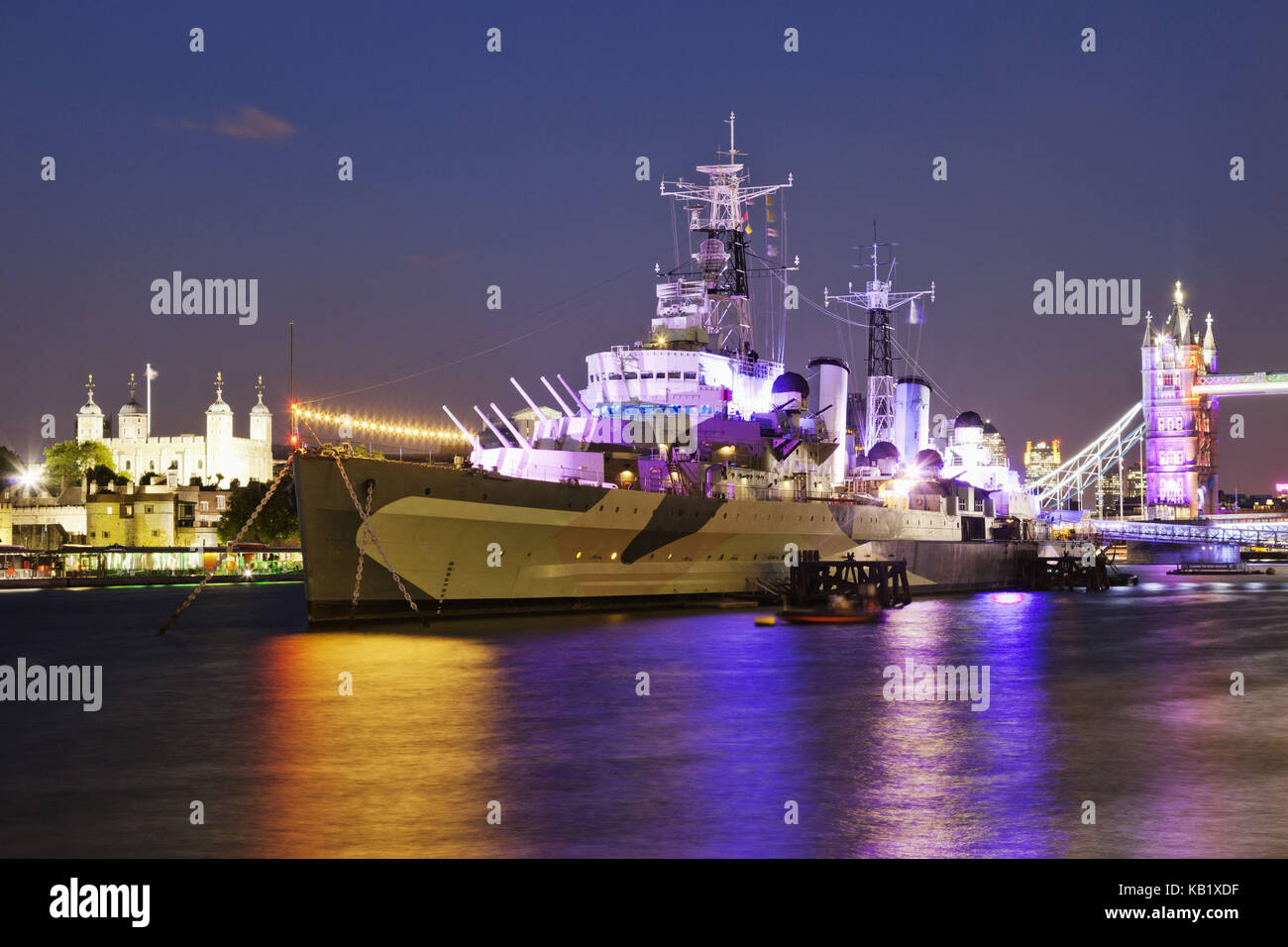 L'Angleterre, Londres, Southwark, musée de la guerre, a été allumé musée impérial, HMS Belfast, un navire de guerre, dans la soirée, Banque D'Images