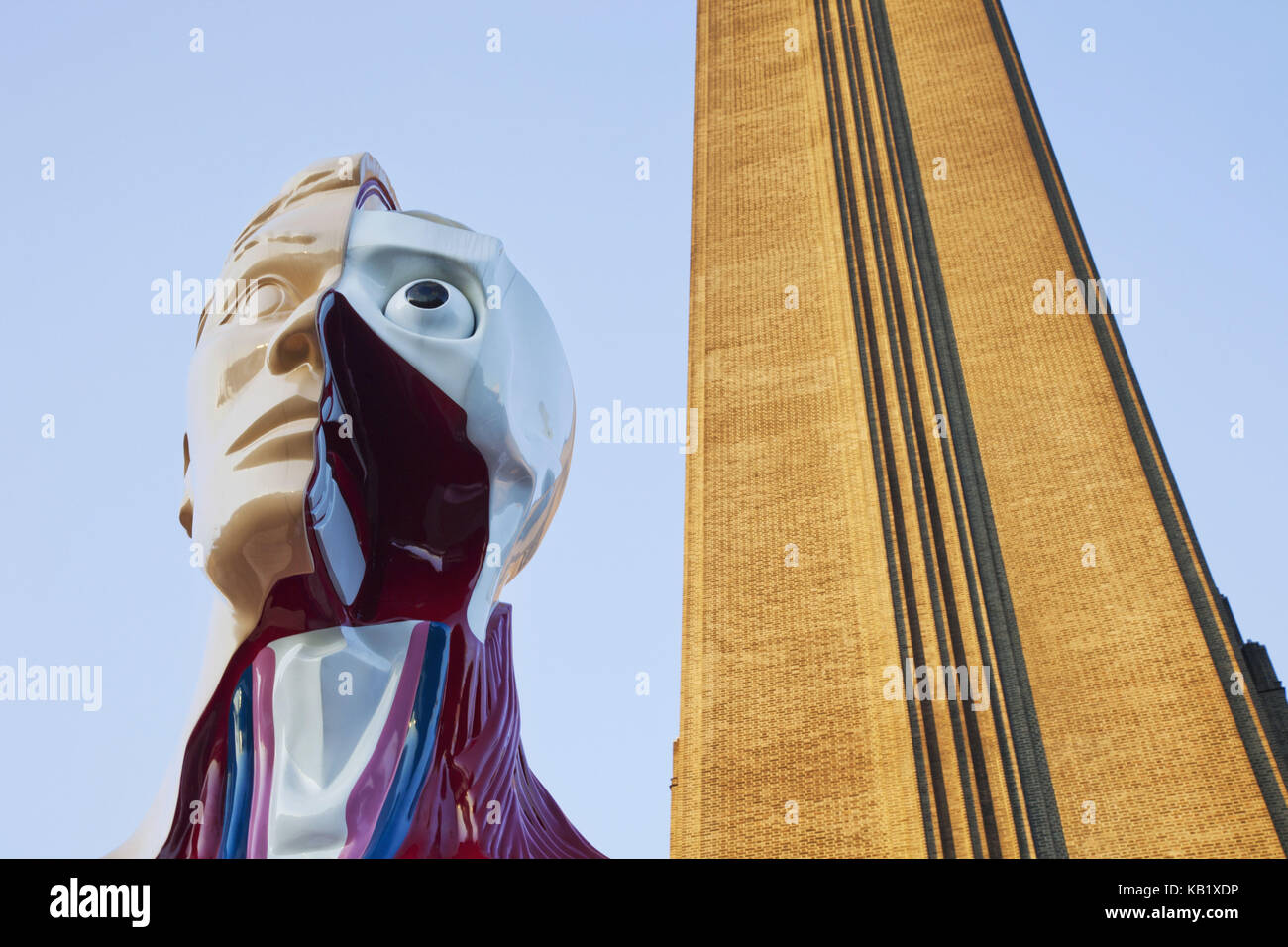Angleterre, Londres, Bankside, Tate Modern, sculpture 'hymne' de Damien Hirst, extérieur, détail, Banque D'Images