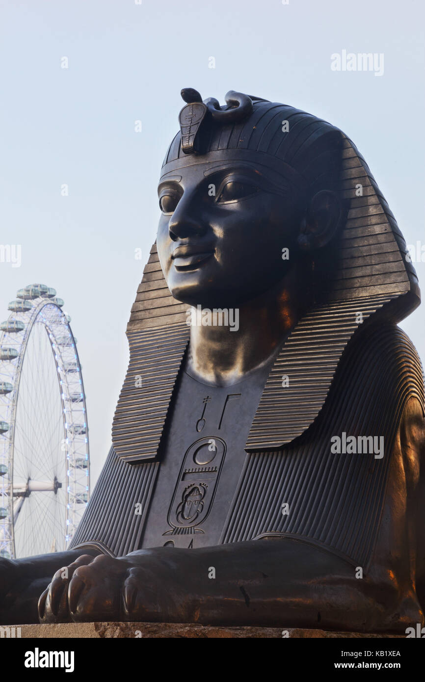 Angleterre, London, Victoria rampart, sphinx statue et London Eye, Banque D'Images
