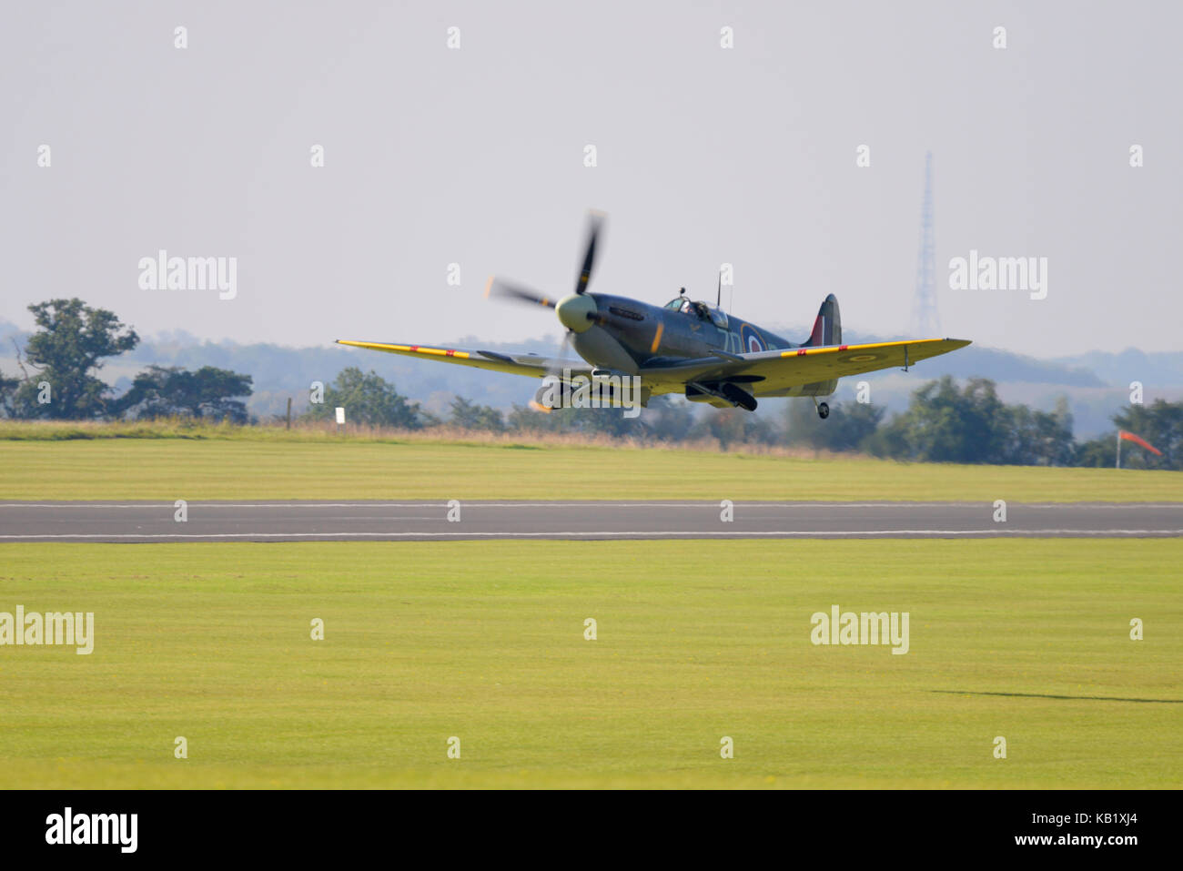 Train Spitfire Supermarine Spitfire IX MH434 qui décolle avec rétraction du train ...
