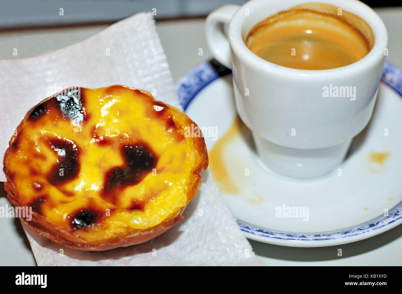 Portugal, Lisbonne, petit gâteau à la crème 'pastel de Nata' et Espressse 'Bica' dans la Confeitaria de Belém, Banque D'Images