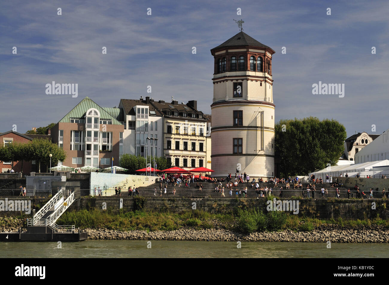 Allemagne, Rhénanie du Nord-Westphalie, Dusseldorf, de la promenade de la rive du Rhin, rive avec tour du château, Banque D'Images
