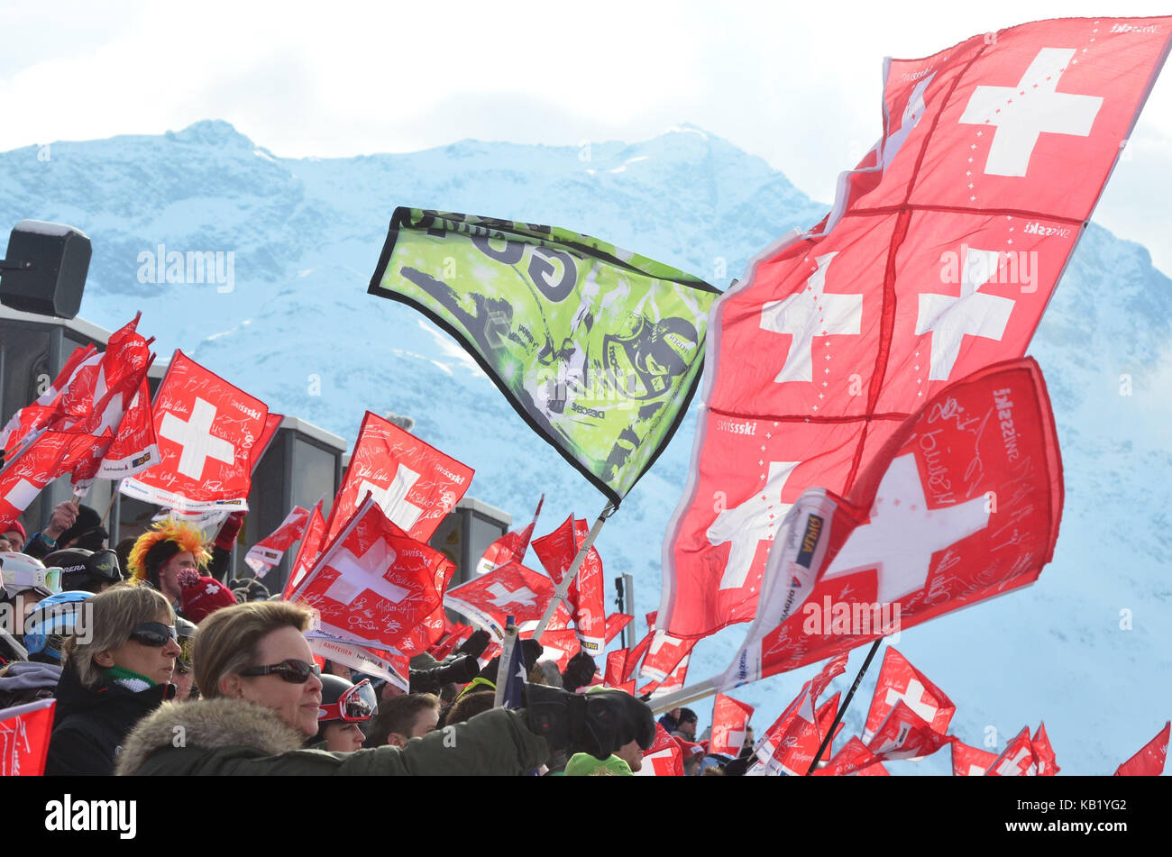 La Suisse, canton des Grisons, l'Engadine, st. MORITZ, compétition de ski, spectateur, drapeaux, Suisse Banque D'Images
