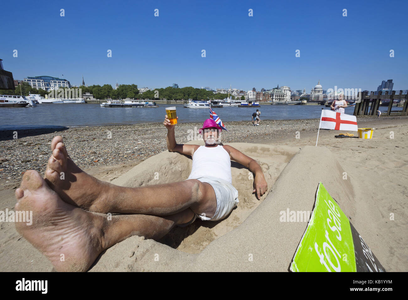 Angleterre, Londres, Bankside, rive de la Tamise, l'homme prend la sculpture sur sable, Banque D'Images