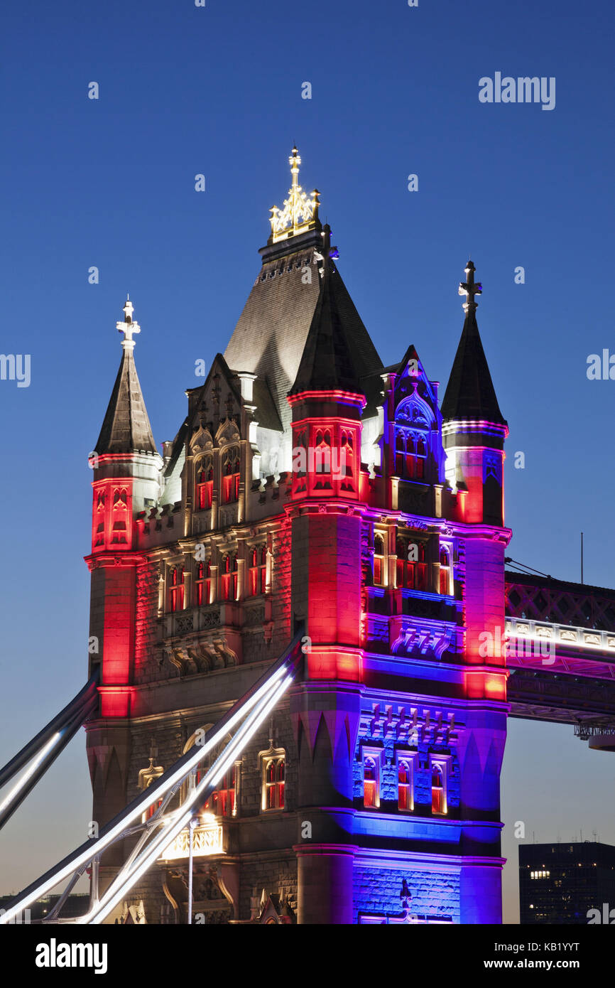 L'Angleterre, Londres, Tower Bridge, tour du pont, éclairé, de nuit, Banque D'Images