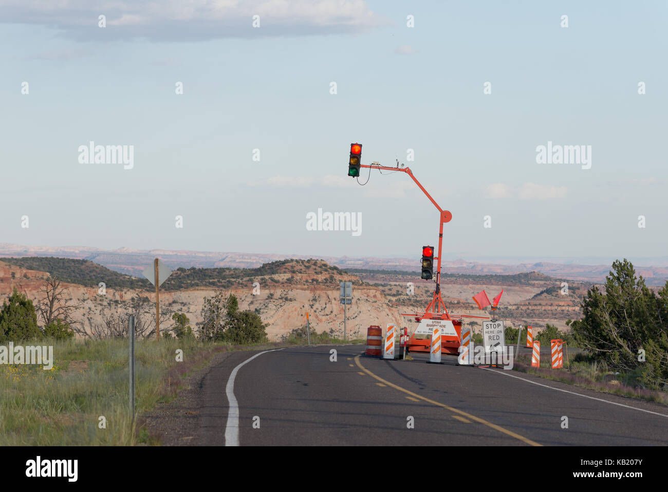 Arrêt automatique de la lumière à la construction de routes sur le site de l'autoroute 12 dans le sud de l'Utah. Banque D'Images