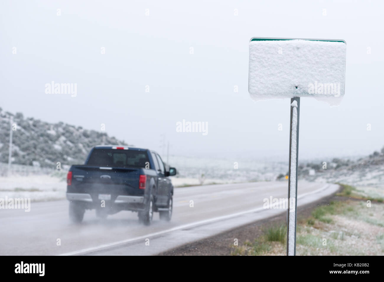 Panneau routier couvert de neige dans l'Utah. Banque D'Images