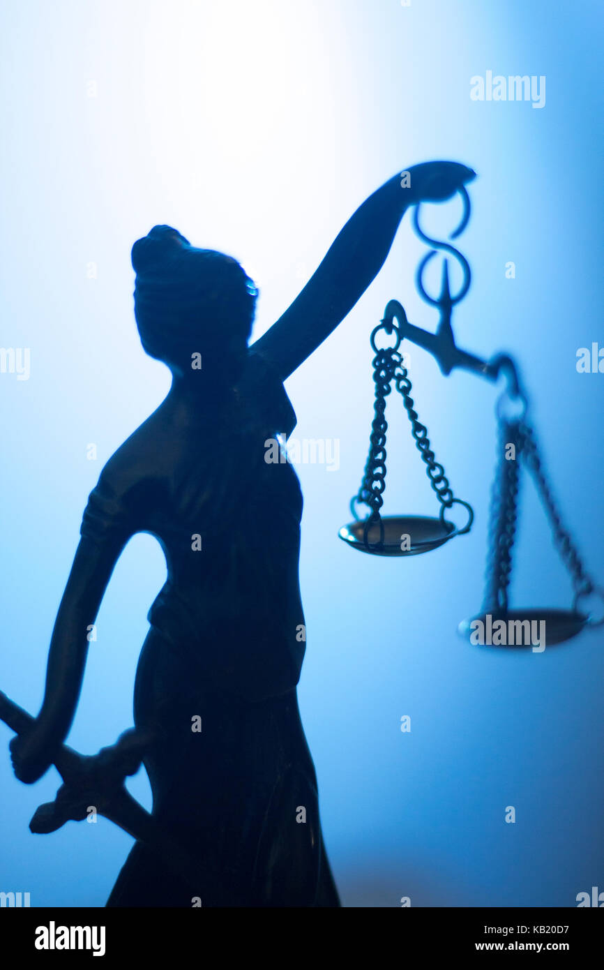 Une Statue De La Déesse Grecque De La Justice Thémis Se Balance Sur La