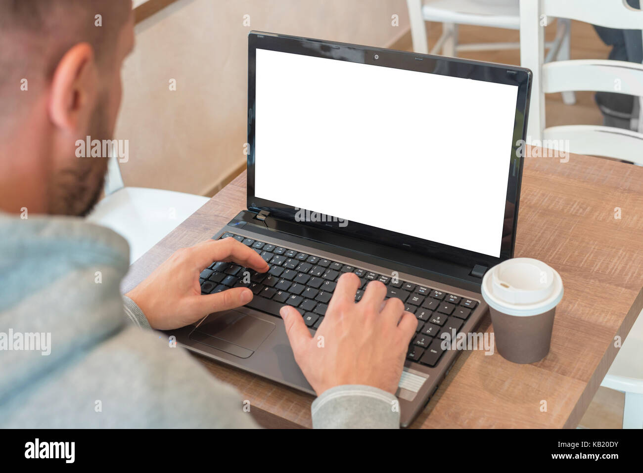 L'homme le travail sur ordinateur portable avec écran vide isolé pour le web site présentation immersive. Banque D'Images