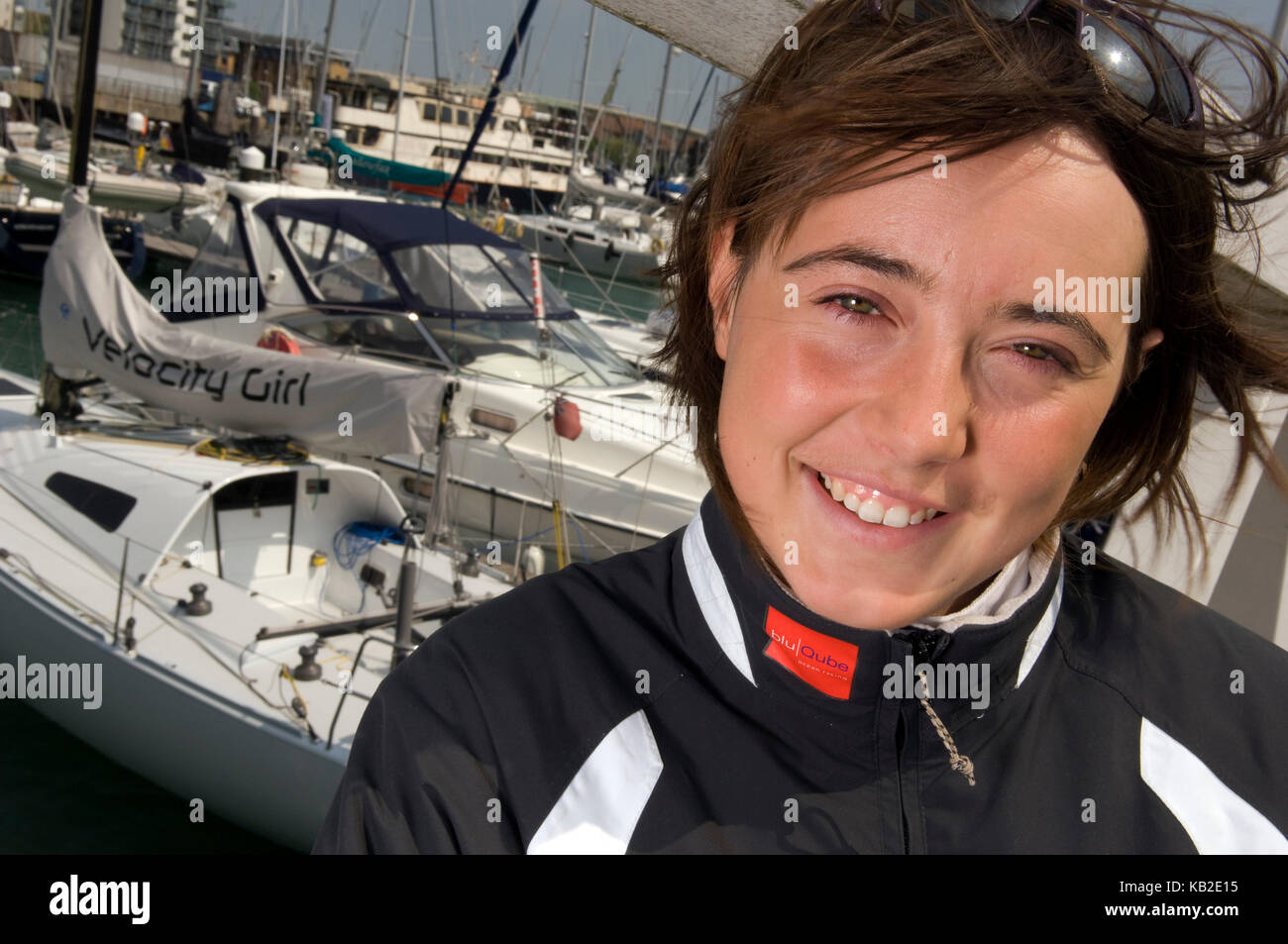 Navigatrice olympique Katie Miller dans le royal southampton yacht club marina. Banque D'Images