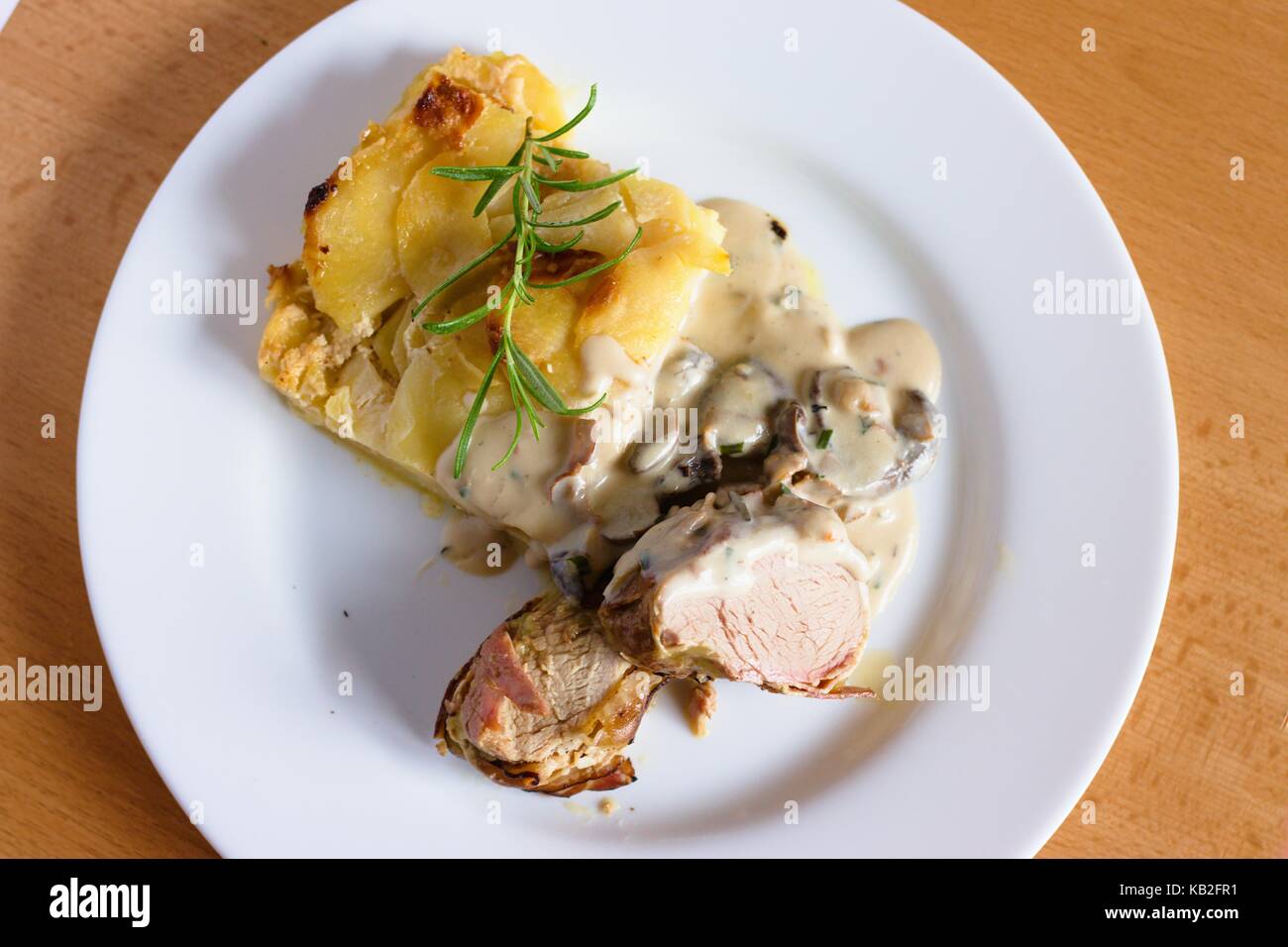 Vue du haut vers le bas de l'assiette de côtelettes de porc avec une sauce  aux champignons et pommes de terre rôties Photo Stock - Alamy