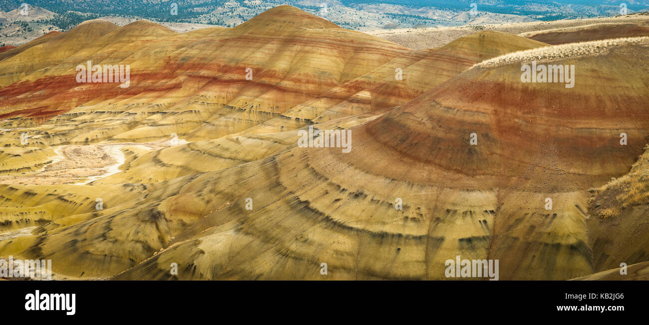 Parcs nationaux DES ÉTATS-UNIS, image panoramique des sédiments colorés de mudstone, siltstone et schiste du Painted Hills National Monument, Oregon, États-Unis. Banque D'Images