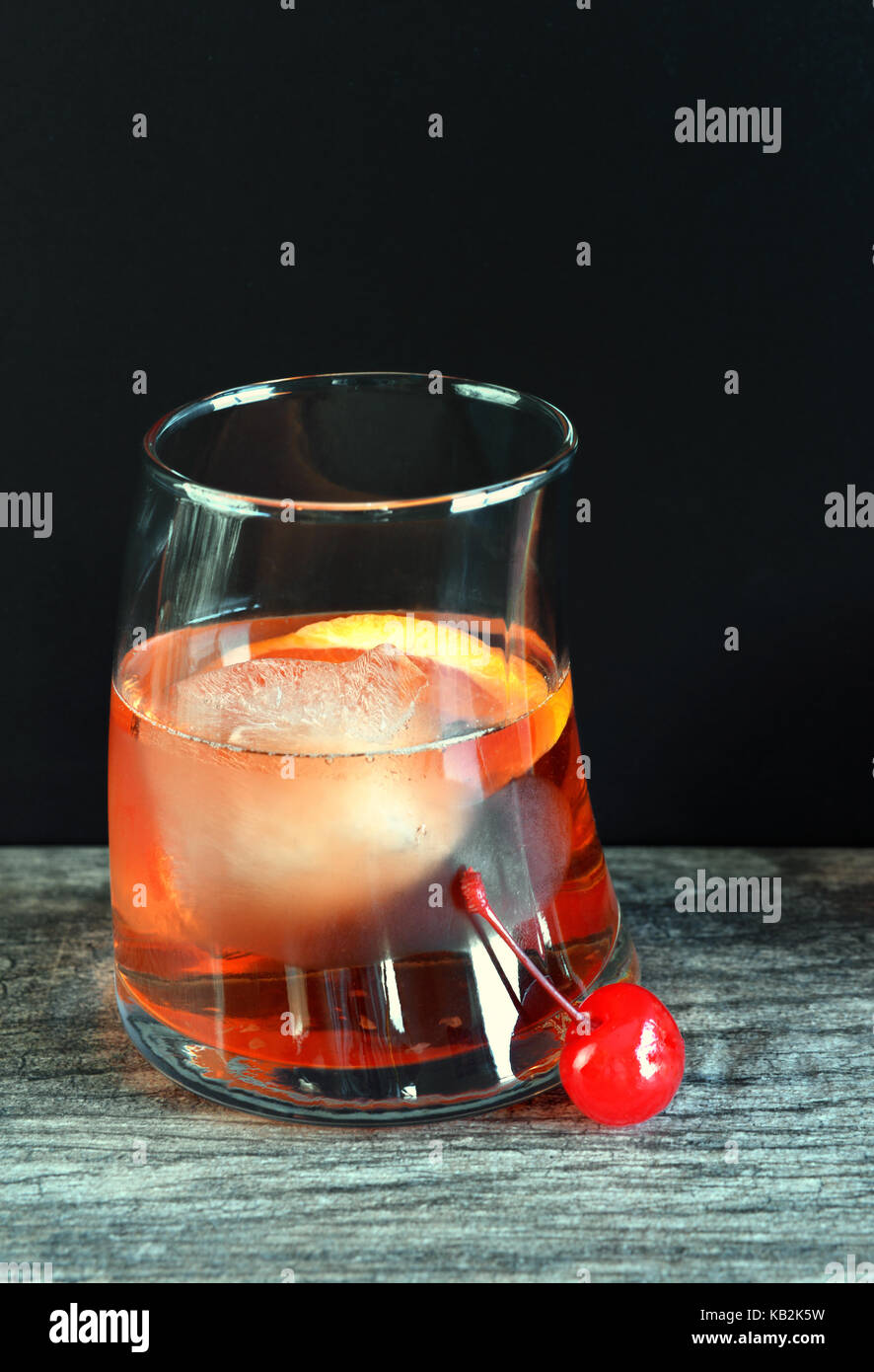 Old fashioned avec de la glace dans le verre à cocktail Banque D'Images