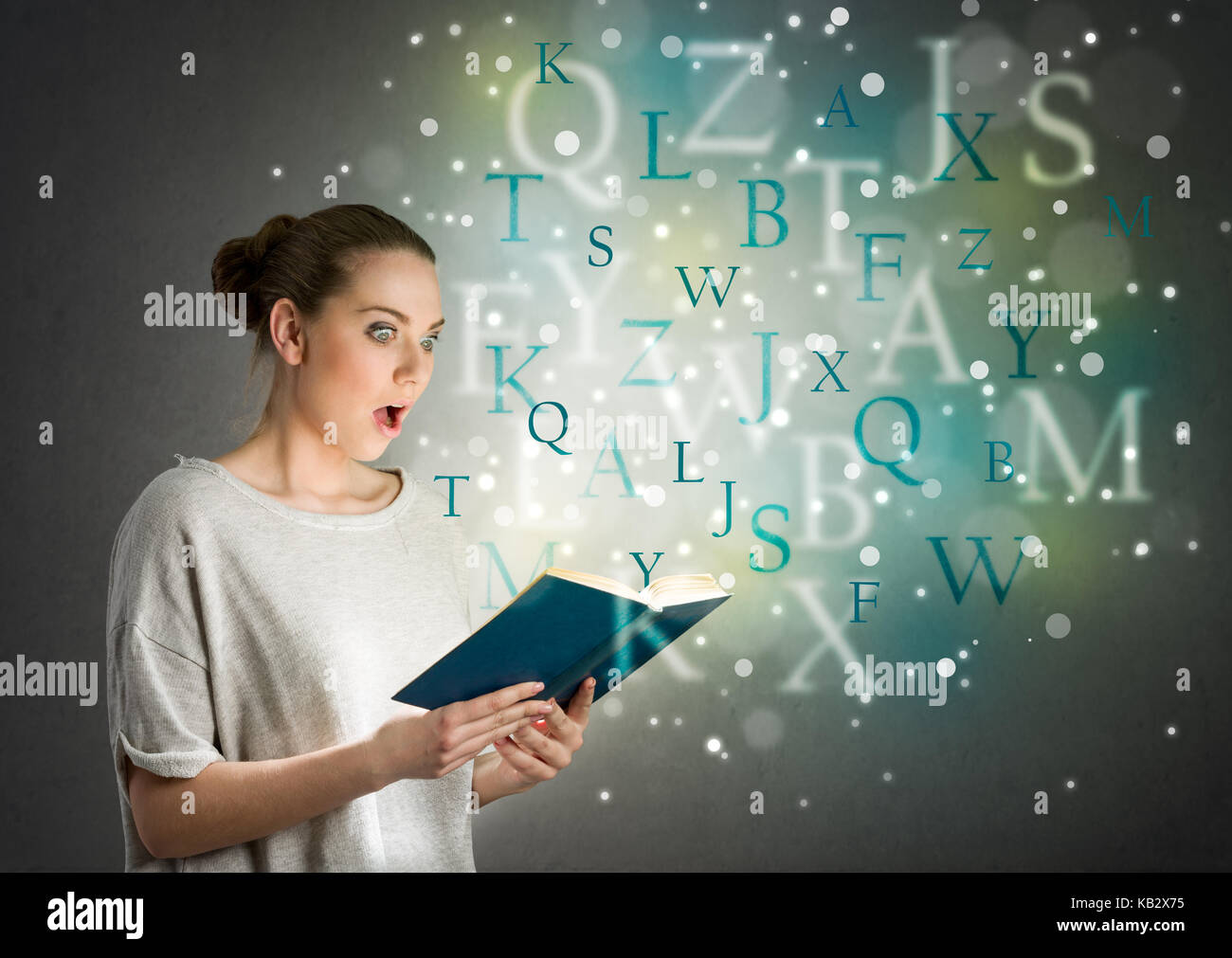 Fille avec étonnement l'air dans le livre de lettres qui volent Banque D'Images