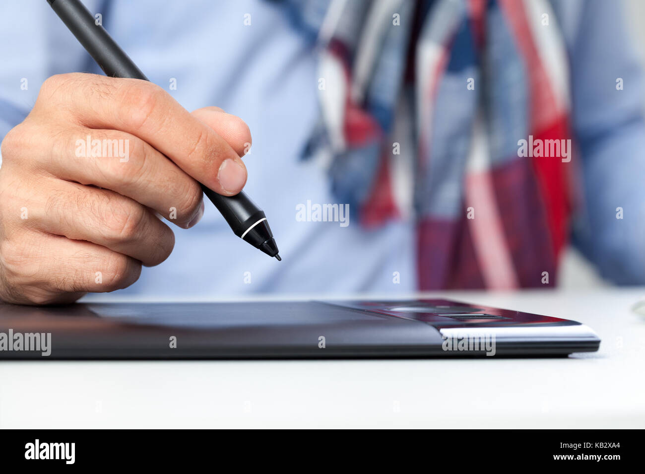 Main de concepteur graphique sur tablette graphique Banque D'Images