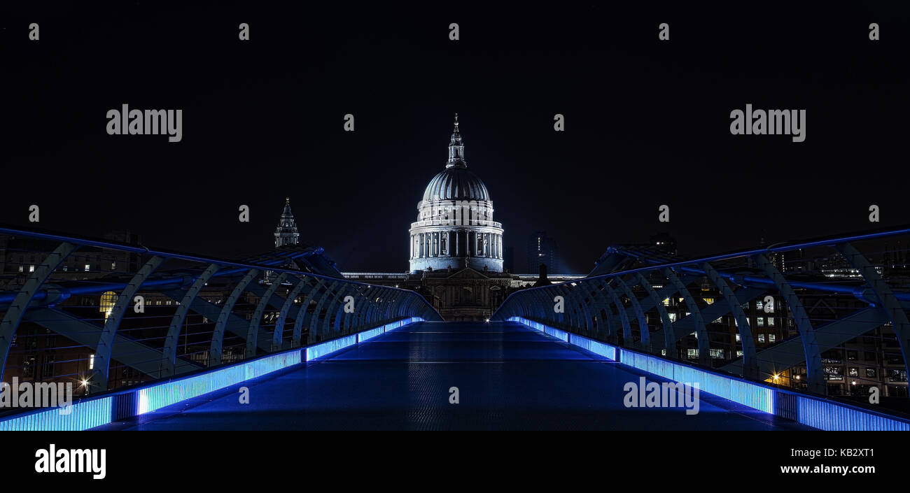 La Cathédrale St Paul à partir de la passerelle millenium bridge à Londres, Angleterre, RU Banque D'Images