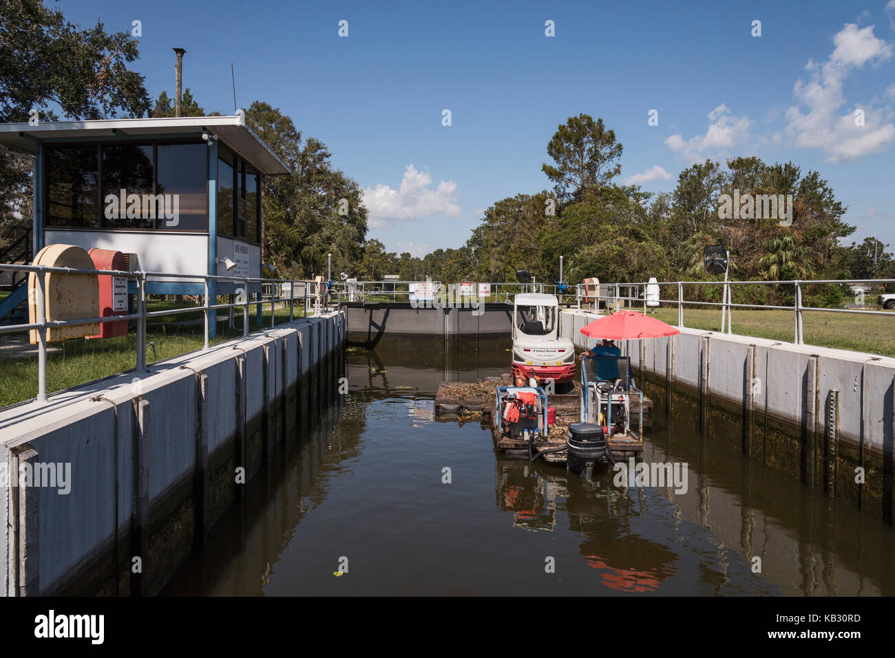 Après le passage de l'Irma, l'équipe de nettoyage d'arbres à travers le verrouillage Verrouillage Navigation Burrell sur Haines Ruisseau Leesburg, Florida USA Banque D'Images