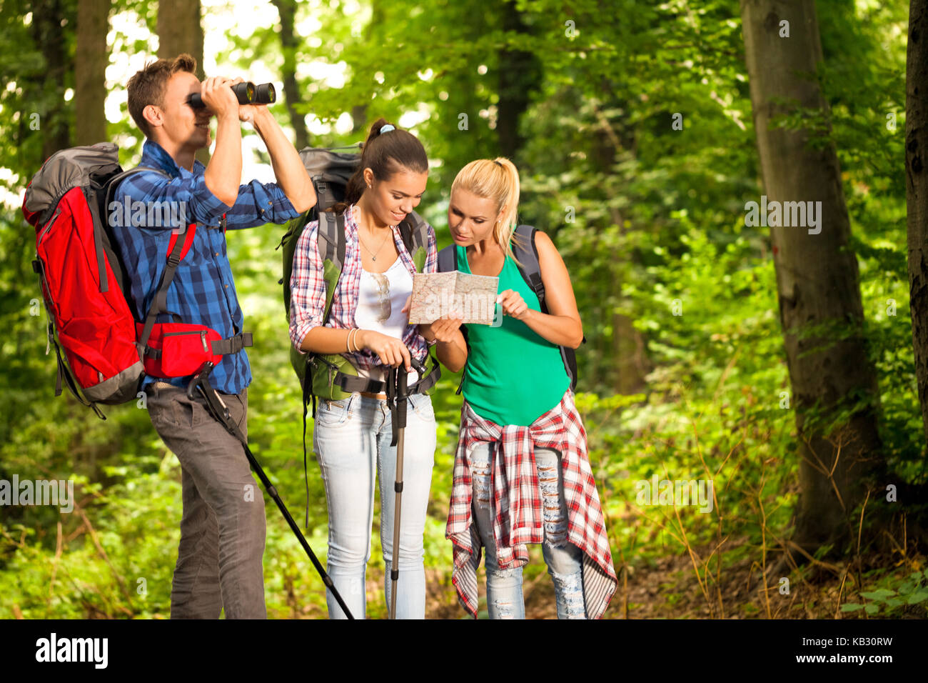 Groupe de jeunes marcheurs, à la carte et des jumelles sur la randonnée, l'orientation de l'aventure Banque D'Images