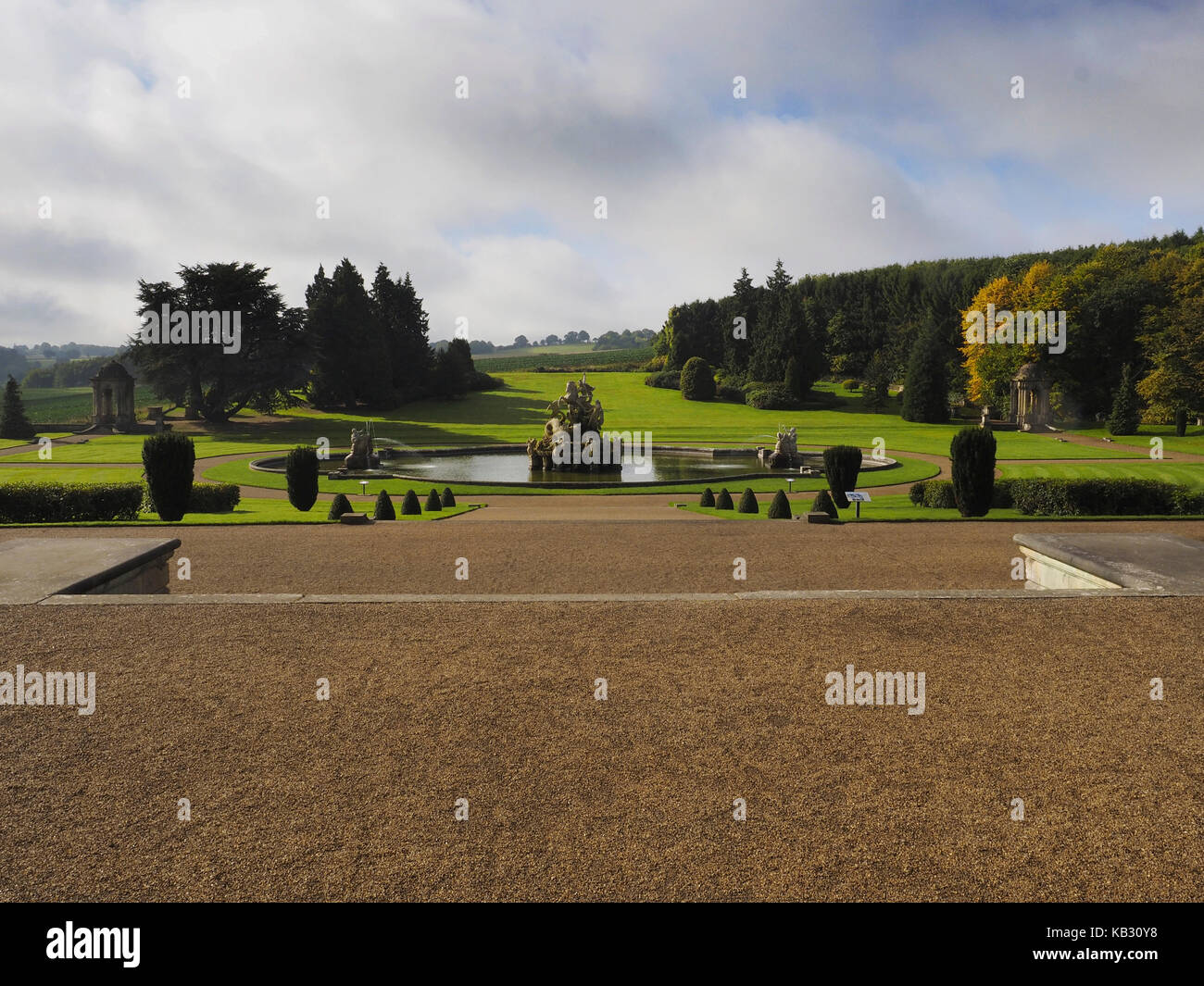 Cour witley stately home dans un magnifique site de verdure avec Persée et Andromède extraordinaire fontaine et jardins Banque D'Images