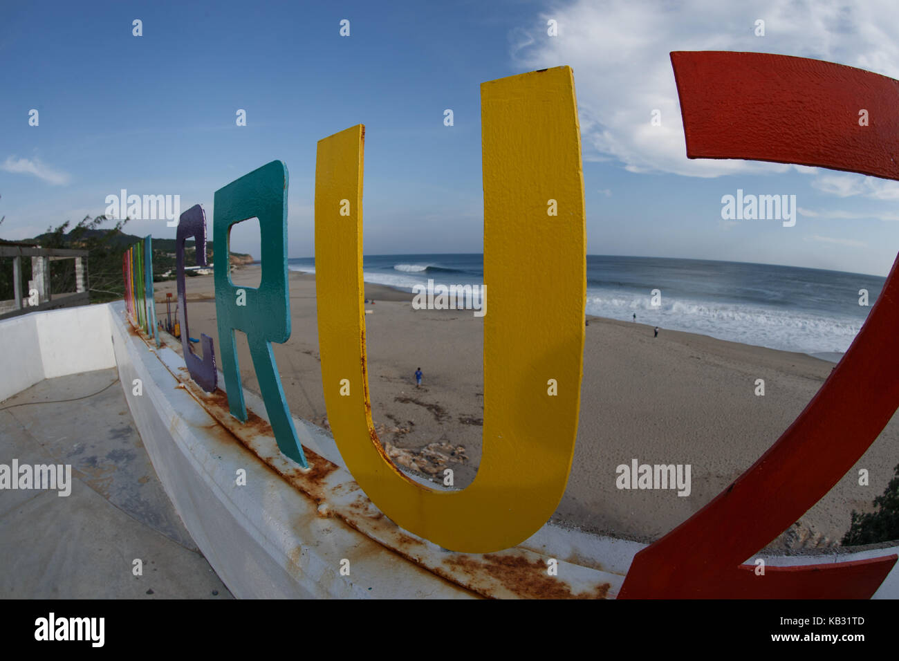 Une vague parfaite est perçu entre les lettres d'une plage surplombent à Salina Cruz, Oaxaca, Mexique. Le 22 juillet 2017. Banque D'Images