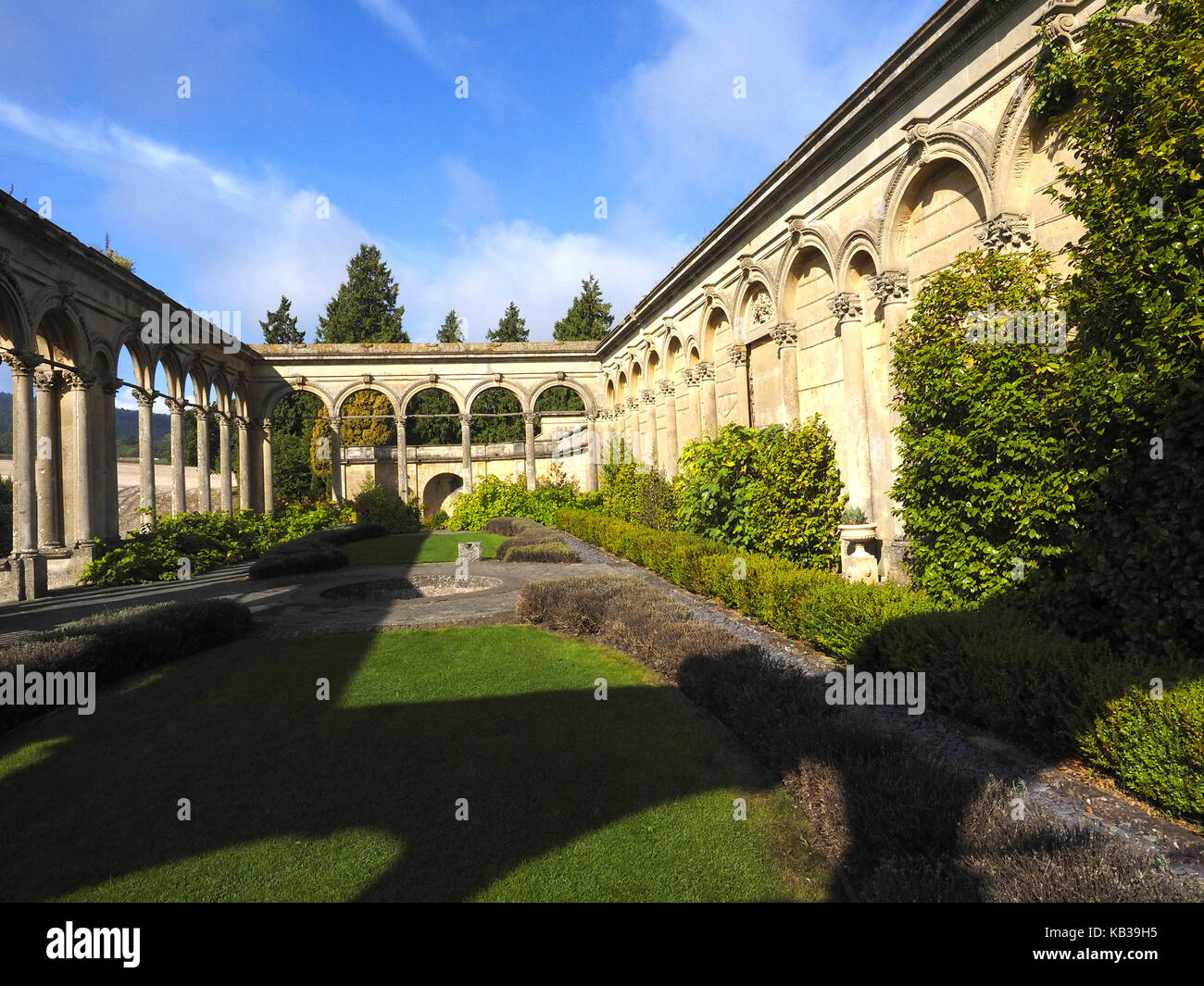Cour witley stately home dans un magnifique site de verdure avec Persée et Andromède extraordinaire fontaine et jardins Banque D'Images