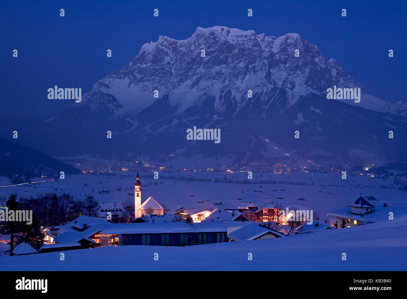 Autriche, Tyrol, Lermoos, soirée d'hiver avec Zugspitze, Banque D'Images