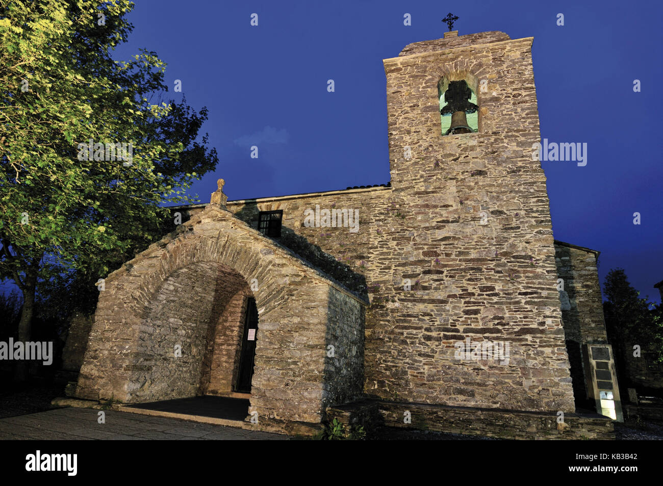 Espagne, Galice, église romane Santa Maria in O Cebreiro de nuit, Banque D'Images