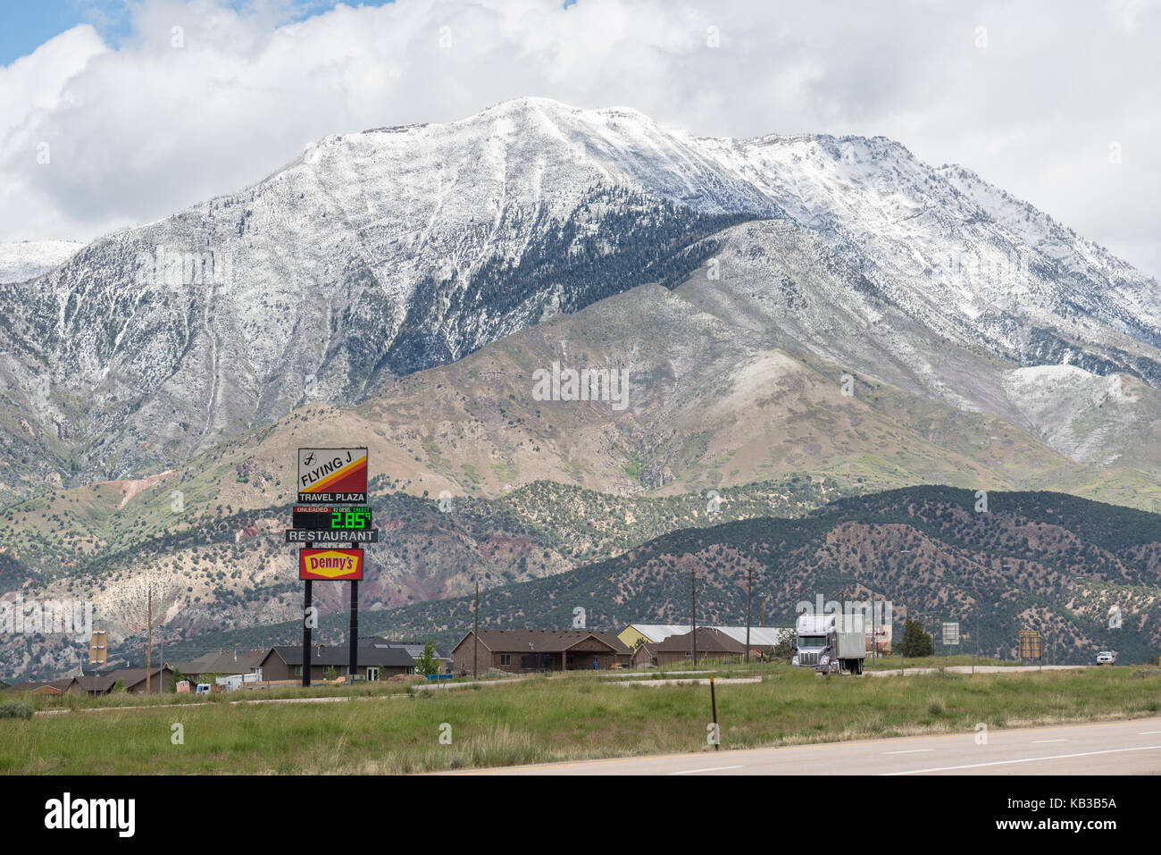 L'interstate 15, truck stop sign et maisons ci-dessous. mt nebo en Utah. Banque D'Images