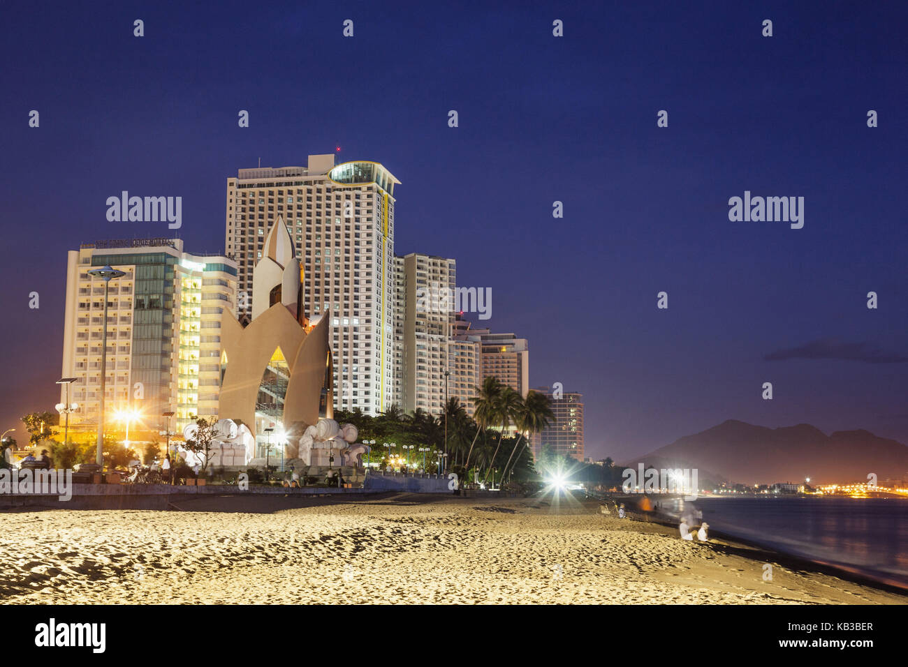 Vietnam, Nha Trang, paysage urbain, plage, soirée, Banque D'Images