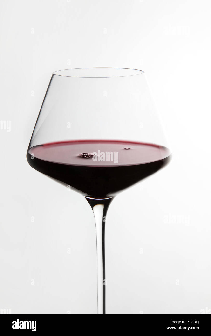 Verre de vin rouge, vin, dégustation, dégustation de vin, dégustation de vin, alcool, vin, vin de masse de la distribution, le viticulteur, le vin rouge, verre à vin, noblement, de boire, de coût, de goût, de profiter, de la consommation, mûr, la consommation de vin, l'arôme, fragrantly, fruité, les amateurs de vin, cave master, spécialisation, boisson, alcool, boissons, studio, cut out, verre à vin rouge, Banque D'Images
