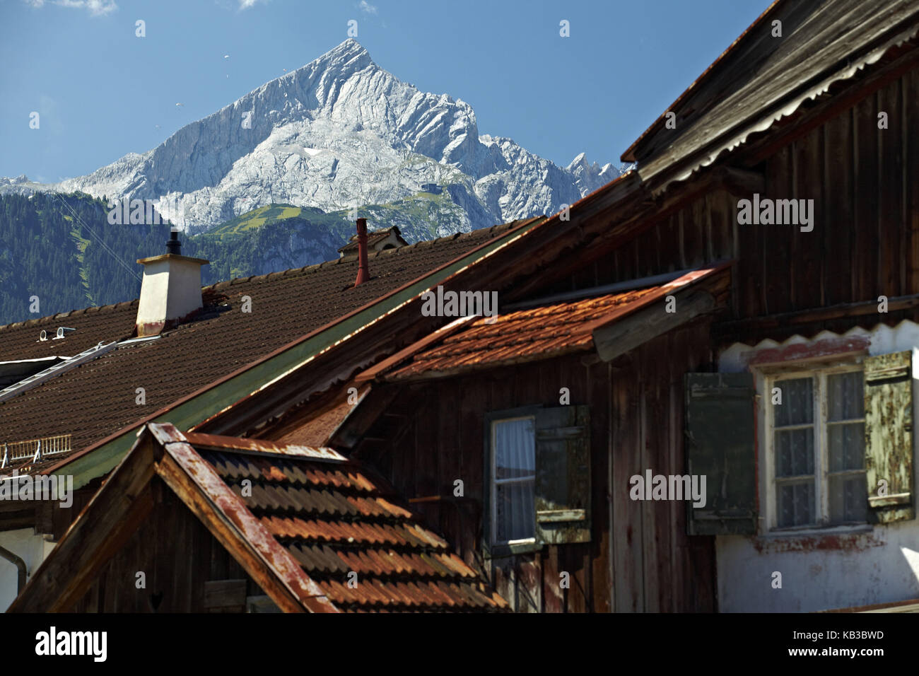 Allemagne, Bavière, werdenfelser land (région), garmisch-partenkirchen, house, old, vue à l'alpspitze, été, Banque D'Images