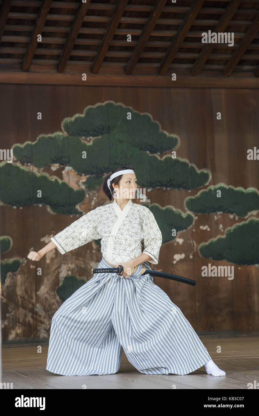 Japon, Honshu, Tokyo, sanctuaire Yasukuni, spectacle de combat par épée des arts martiaux, Banque D'Images