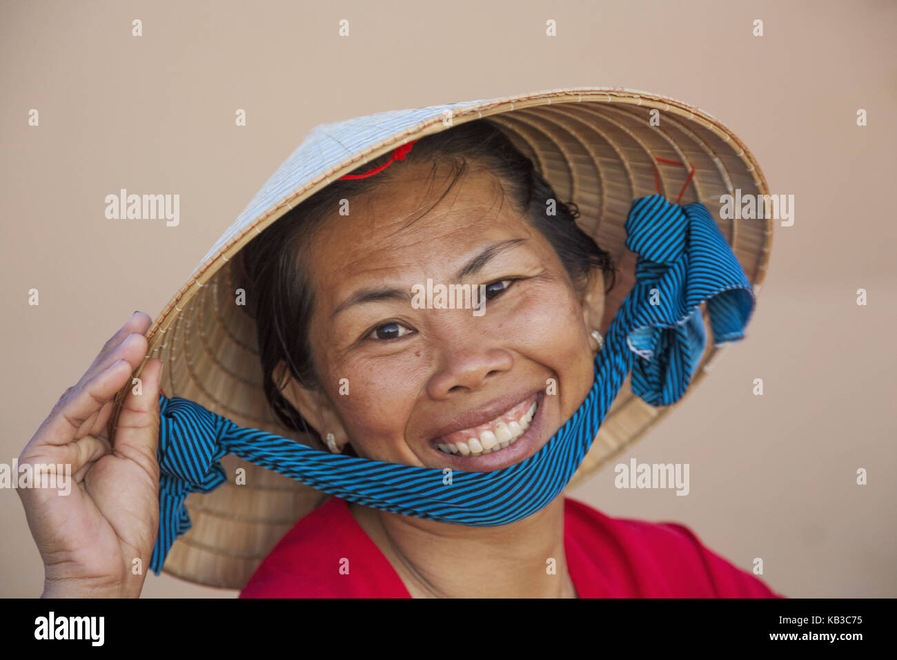 Vietnam, Mui Ne, plage de Mui Ne, Femme au chapeau traditionnel, sourire, voir l'appareil photo, portrait, Banque D'Images