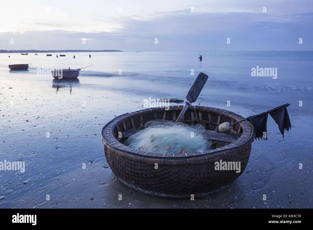 Vietnam, Mui ne, Mui ne Beach, bateaux de pêche typiques de Coracle sur la plage, crépuscule, Banque D'Images