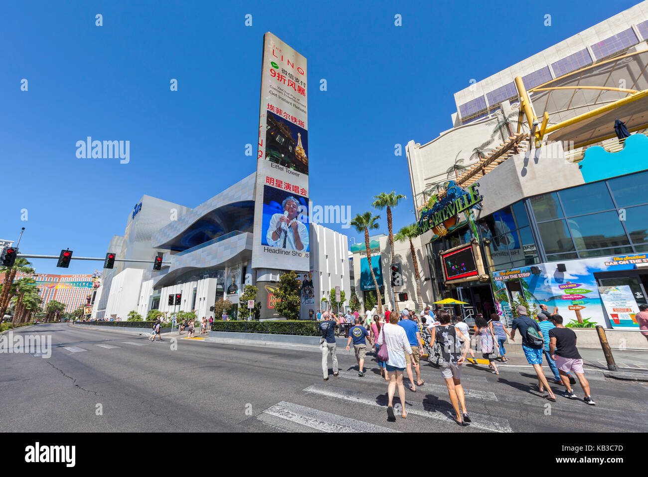 Les touristes traversent le Las Vegas Boulevard, à Las Vegas, Nevada. Banque D'Images