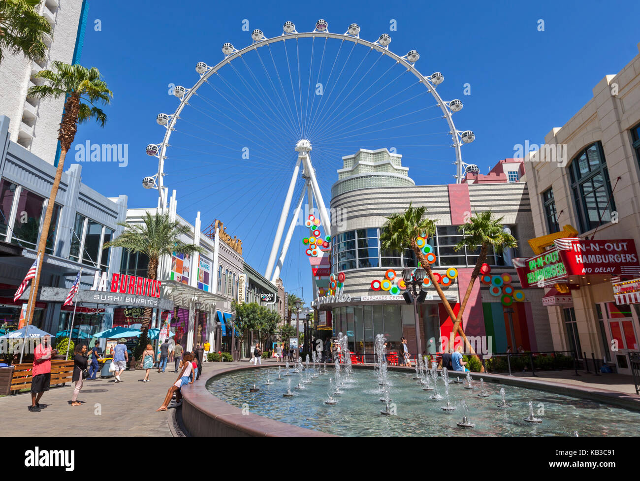 Les touristes et les visiteurs profitent de la journée à marcher autour du centre commercial Shoppes et magasins à côté du High Roller à Las Vegas, Nevada. Banque D'Images