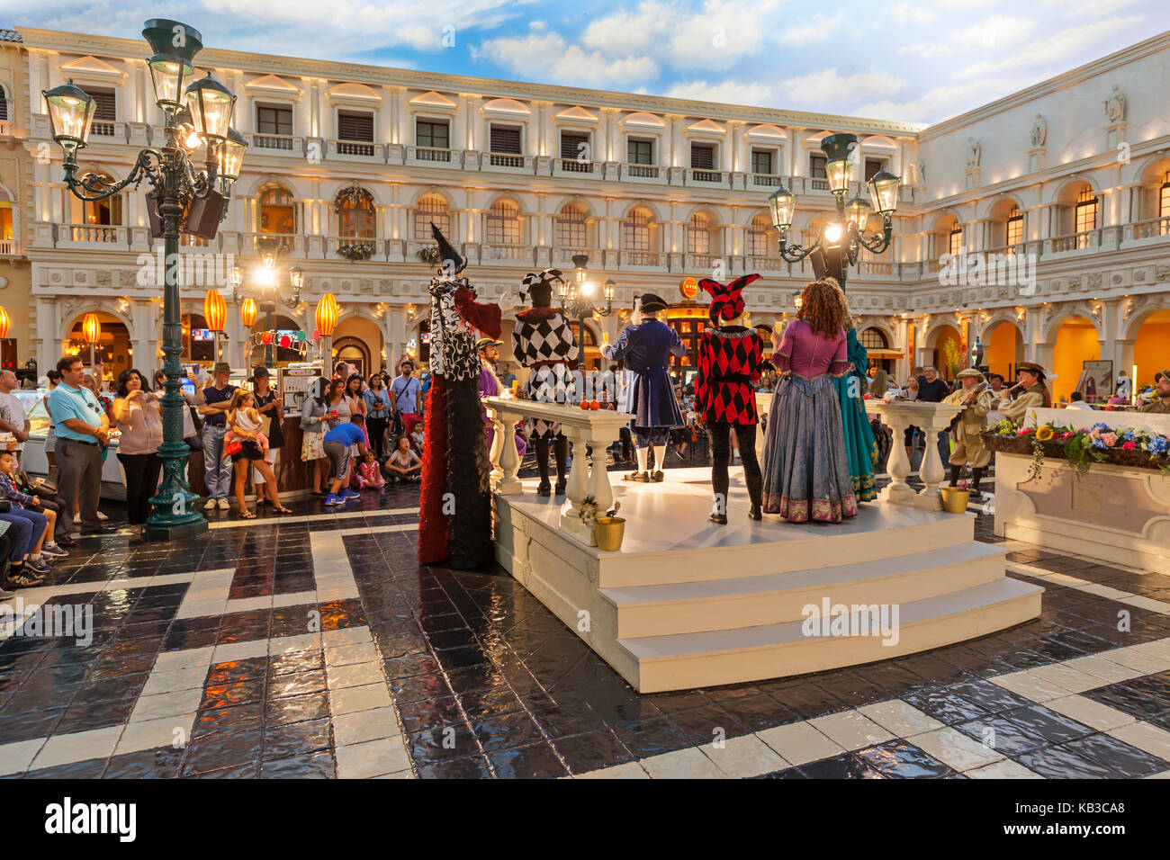 Les acteurs de la Renaissance en costumes d'effectuer dans le centre commercial de Venise à Las Vegas, Nevada. Banque D'Images