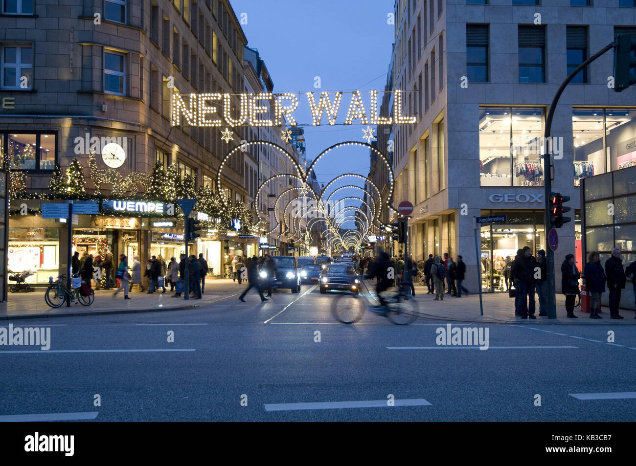 Allemagne, Hambourg, vue de la rue jungfernstieg dans le nouveau rempart, rue commerçante, décoration de Noël, au crépuscule, l'Europe, ville, centre, ville, rue, scène de rue, tourisme, personne, passant, cycliste, piéton, le stress, l'agitation rush, hâte, période de noël, weihnachtsreit journeyling, ville, voyage, lumière, Noël, vacances, bijoux d'achat de noël, shopping, shopping, hiver, la rue commerçante Jungfernstieg, l'achat, le stress, le stress de Noël, Noël, soirée, Banque D'Images