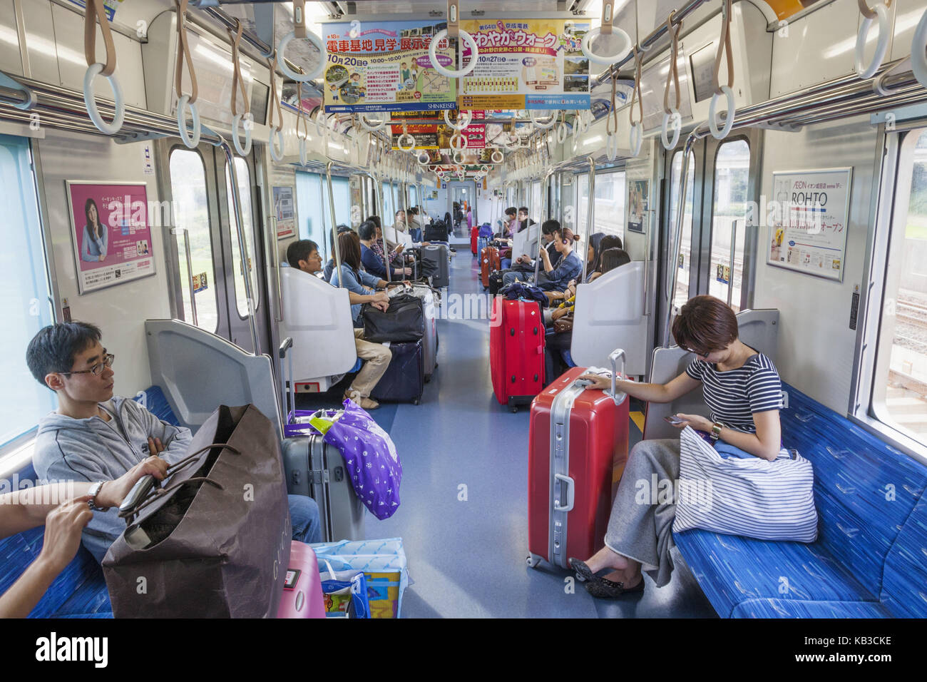 Le Japon, Honshu, Tokyo, train, tourné de l'intérieur, les passagers, Banque D'Images