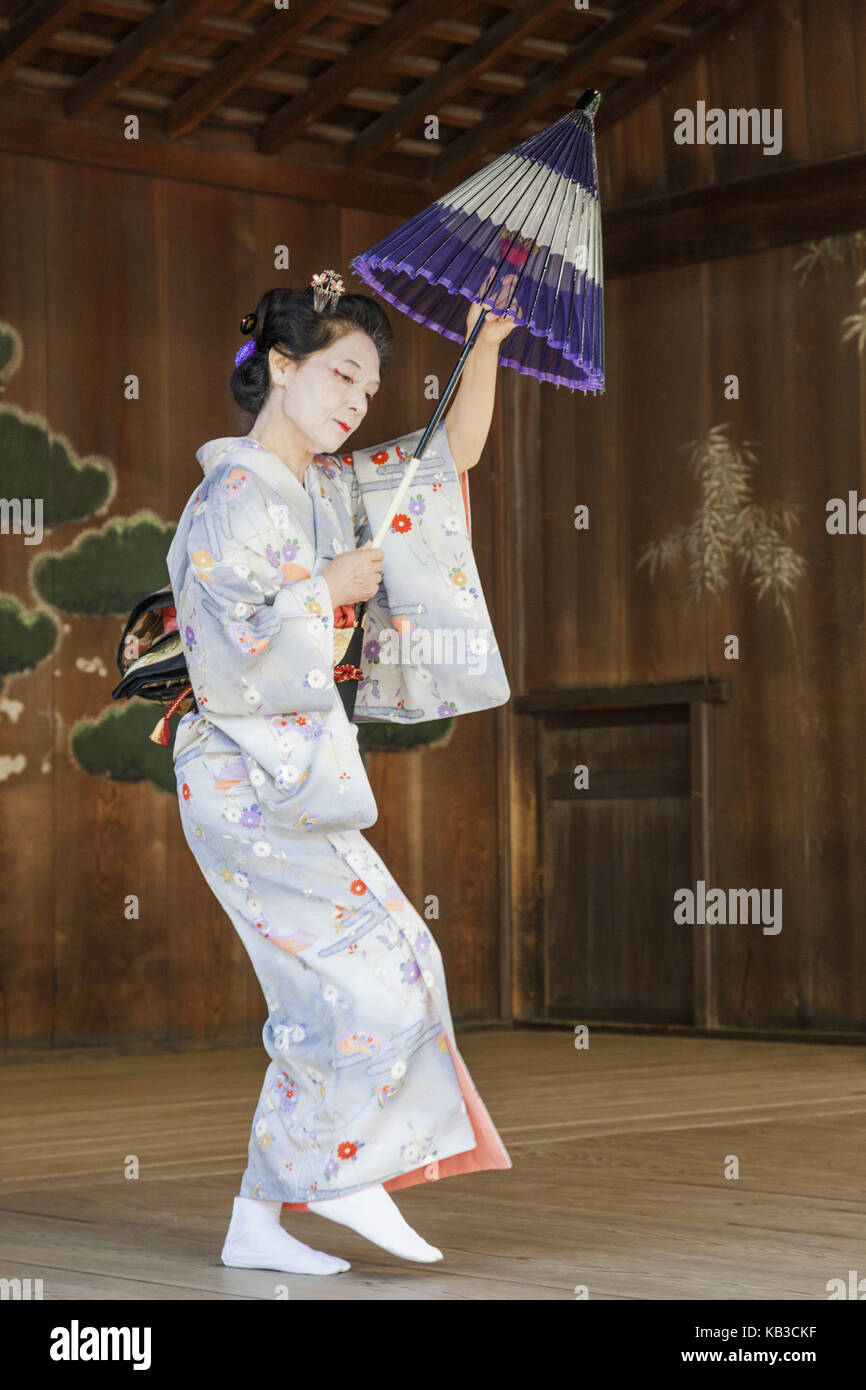 Le Japon, Honshu, Tokyo, temple Yasukuni, montrant la danse, danse traditionnelle, Banque D'Images