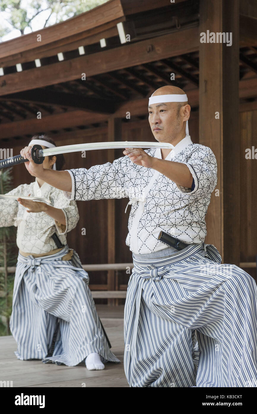 Japon, Honshu, Tokyo, sanctuaire Yasukuni, spectacle de combat par épée des arts martiaux, Banque D'Images