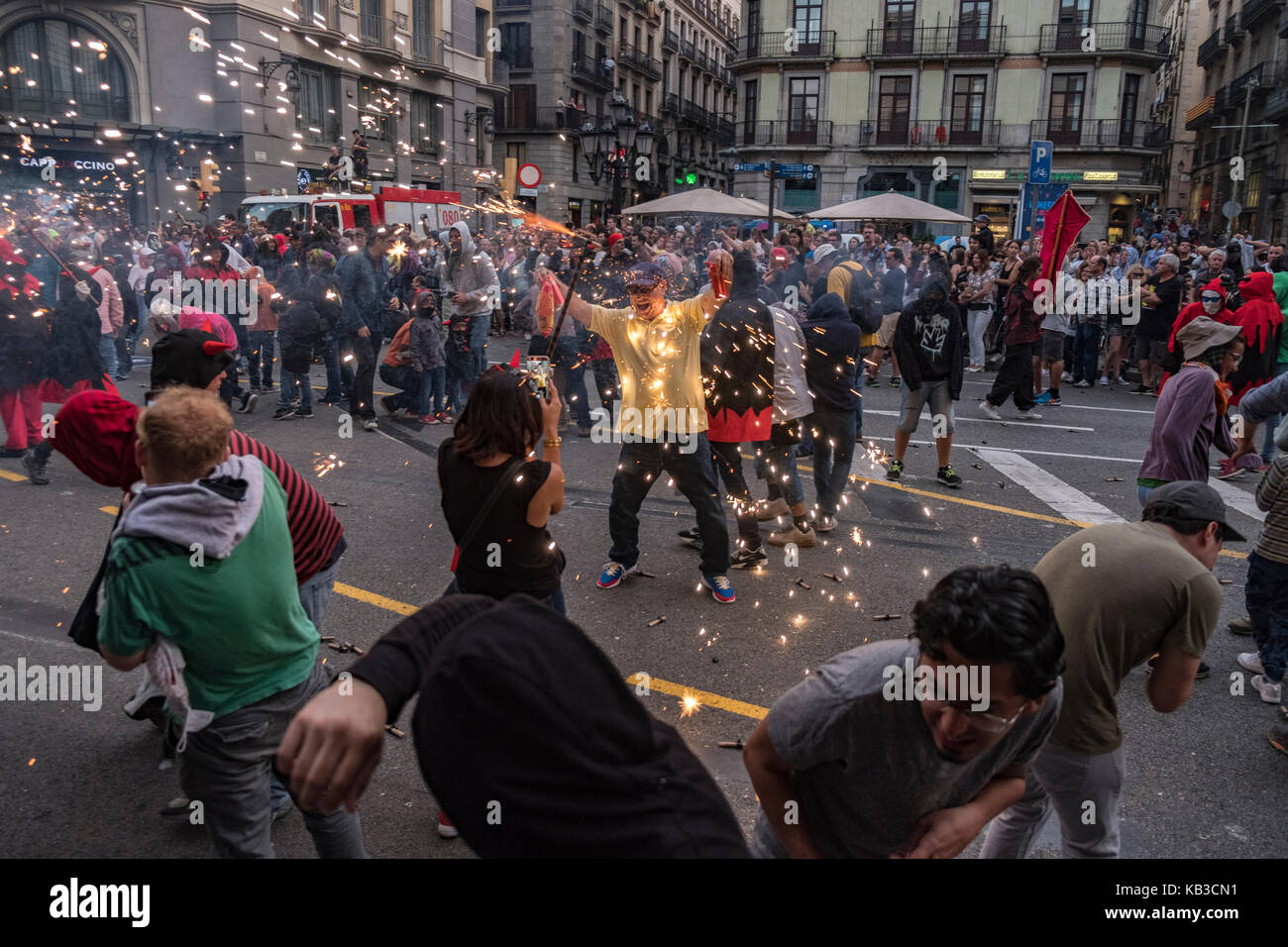 Correfocs sont parmi les plus remarquables caractéristiques présentes dans les festivals catalans. Dans le correfoc, un groupe d'individus s'habiller comme des diables. Banque D'Images