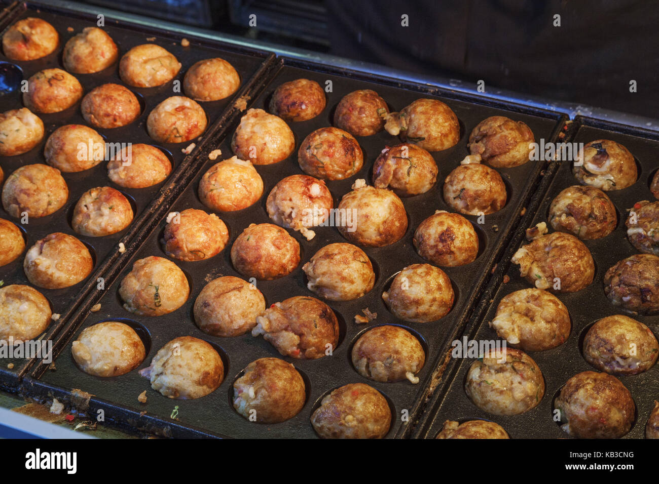 Le Japon, Honshu, Kansai, Osaka, namba, rue dotonbori, japonais, nourriture, takoyaki presque Banque D'Images