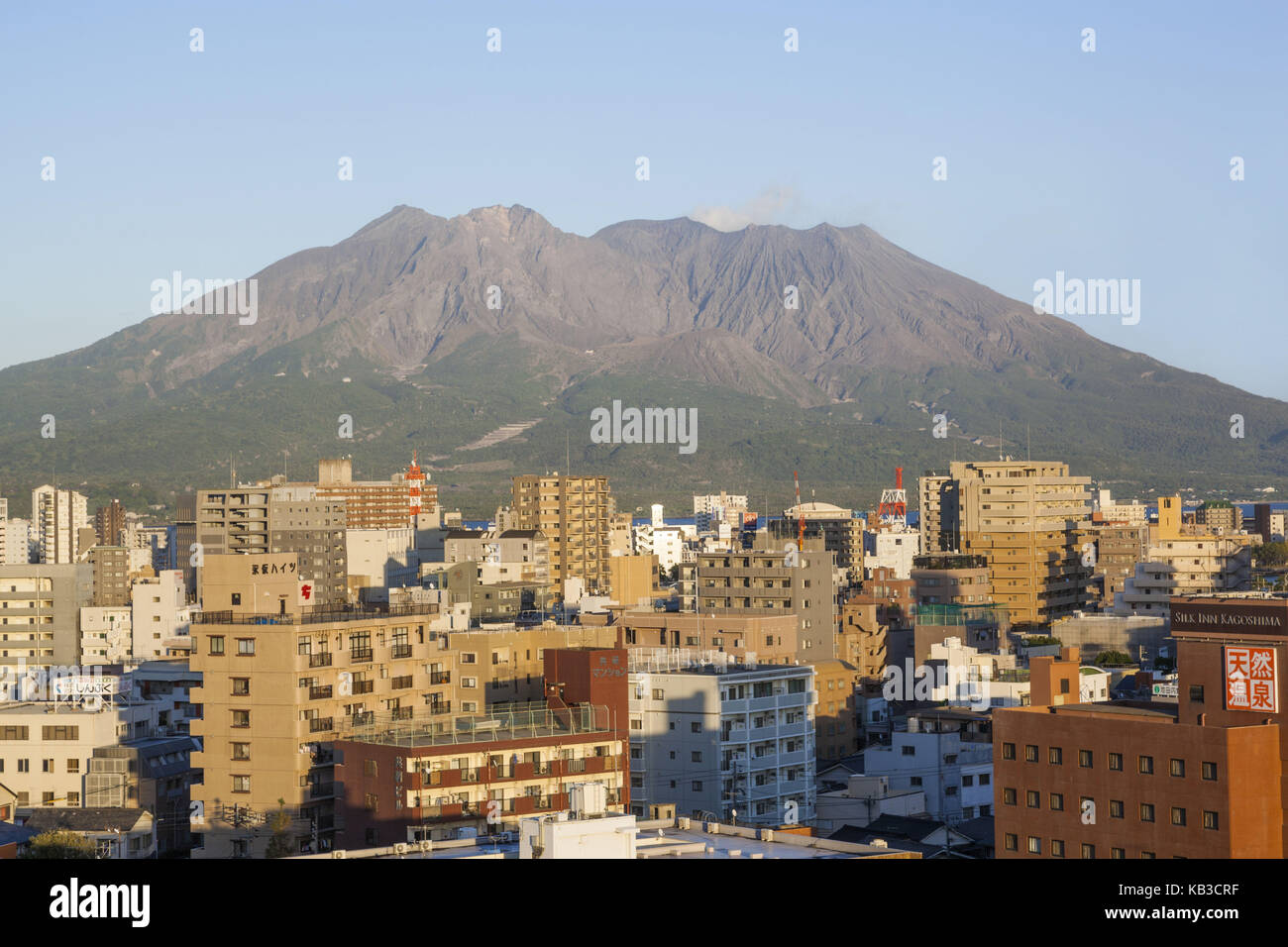 Le Japon, Kagoshima, Kyushu, paysage urbain avec volcan Sakurajima, Banque D'Images