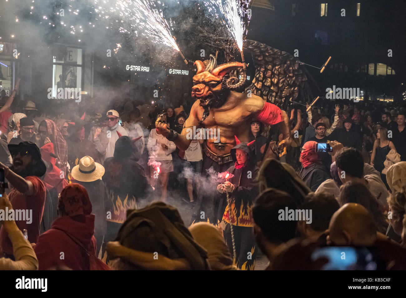 Correfocs sont parmi les plus remarquables caractéristiques présentes dans les festivals catalans. Dans le correfoc, un groupe d'individus s'habiller comme des diables. Banque D'Images
