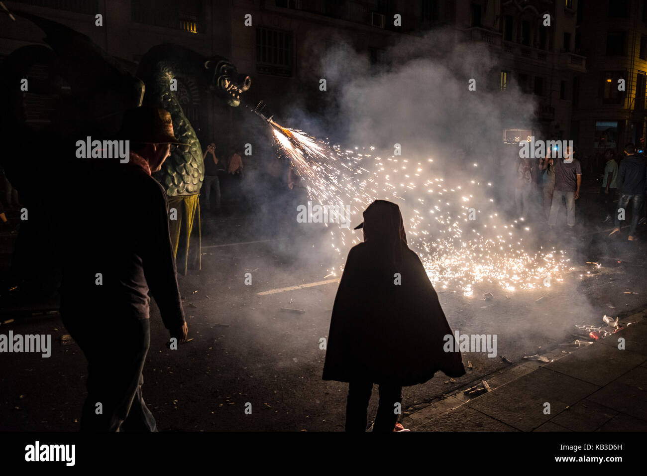 Correfocs sont parmi les plus remarquables caractéristiques présentes dans les festivals catalans. Dans le correfoc, un groupe d'individus s'habiller comme des diables. Banque D'Images