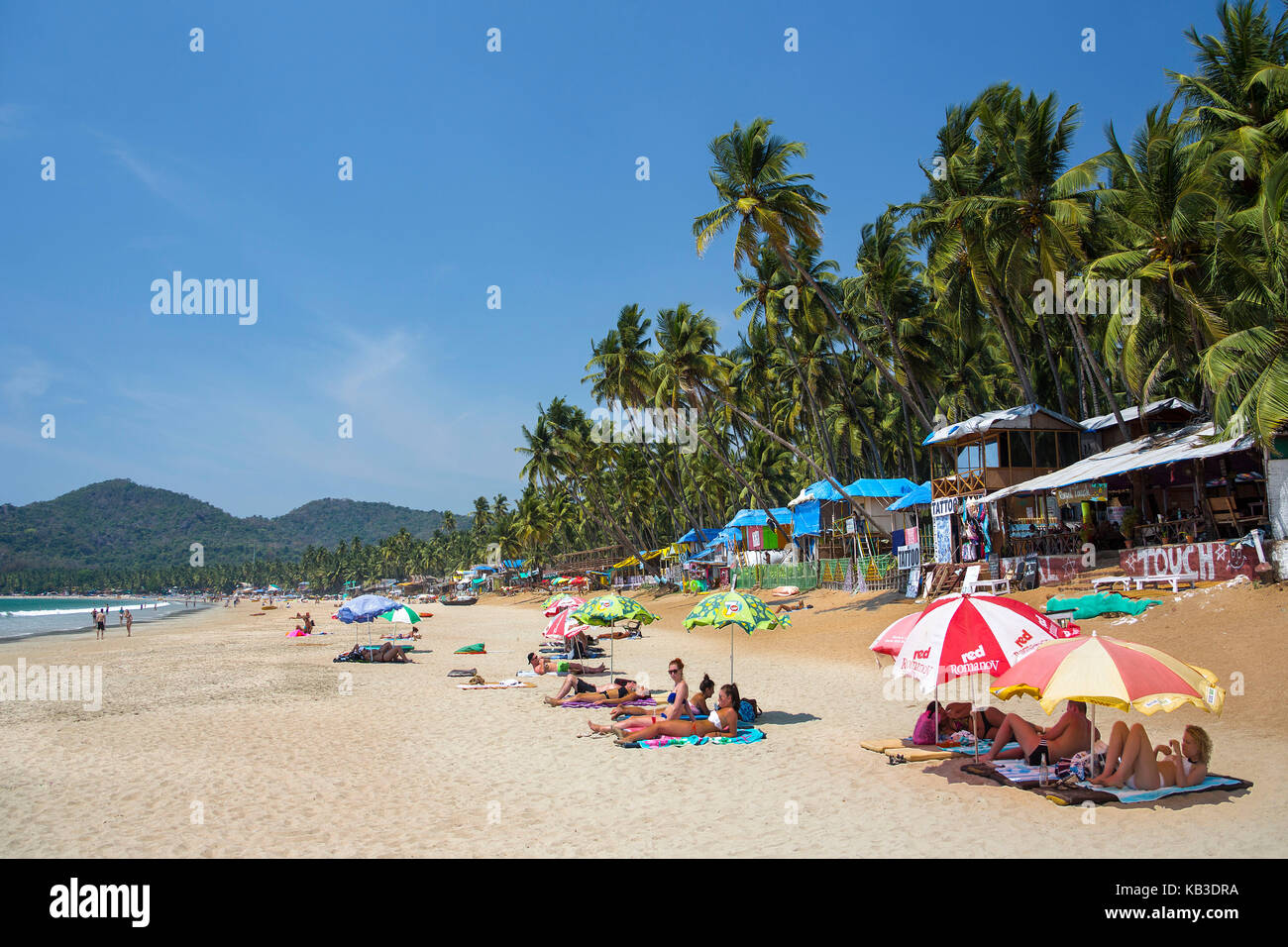 Inde, Goa, plage de Palolem, touristes pendant le soleil Banque D'Images