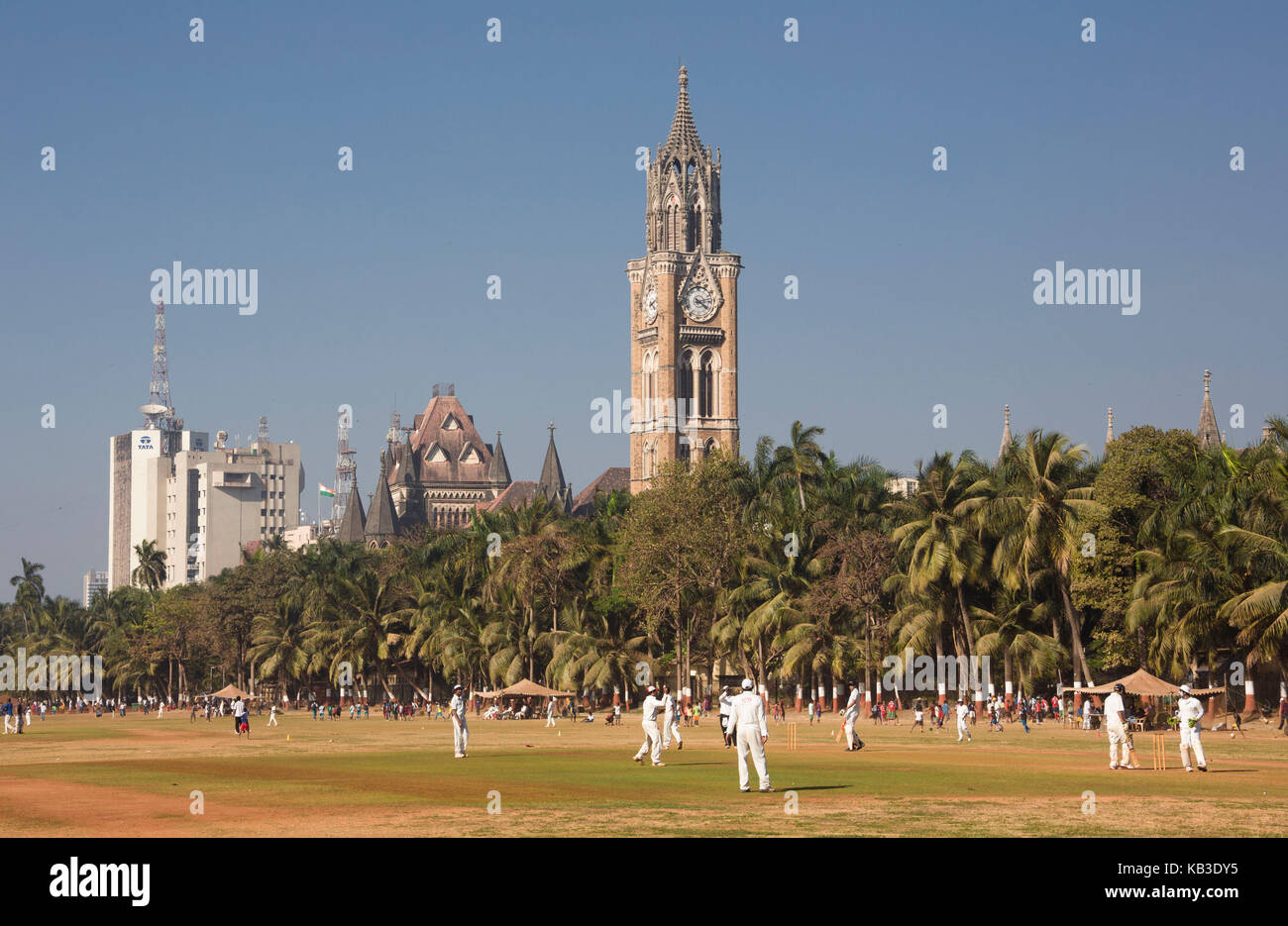 L'Inde, Maharashtra, Mumbai, Bombay, quartier de Colaba, clocher de l'université, cricketspiel Banque D'Images