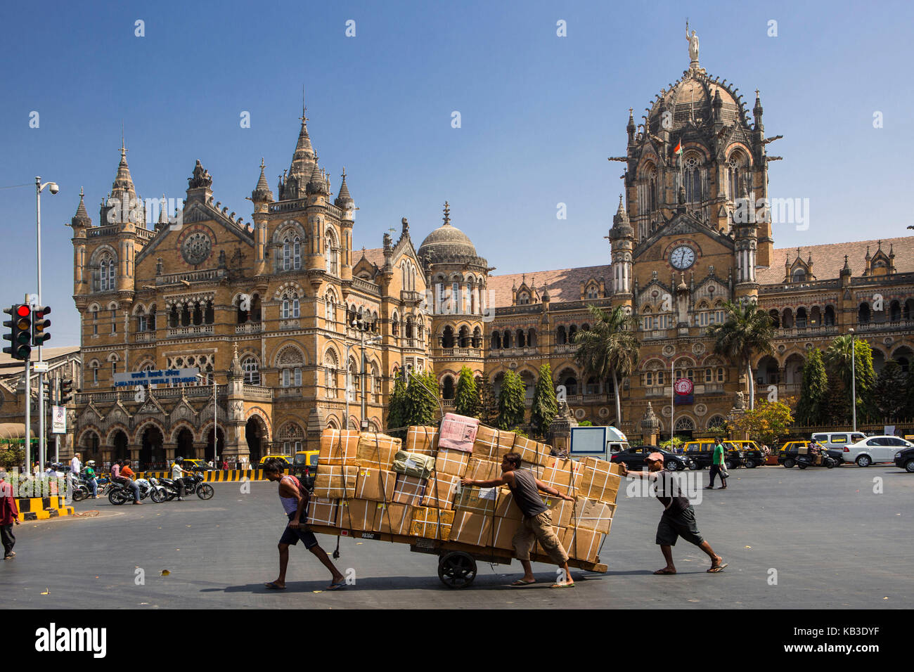 L'Inde, Maharashtra, Mumbai, Bombay, dadabhai naoroji street et de la gare Victoria Banque D'Images