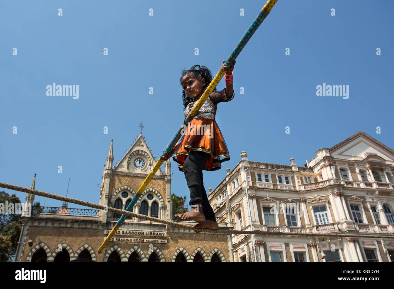 L'Inde, Maharashtra, Mumbai, Bombay, rue mahatma Gandhi, un enfant en équilibre sur une corde Banque D'Images